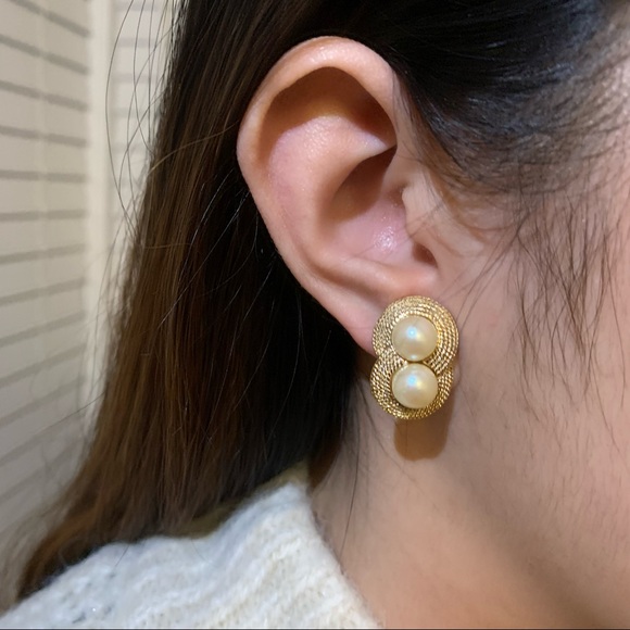 Vintage clip on pearl earrings - Picture 3 of 3